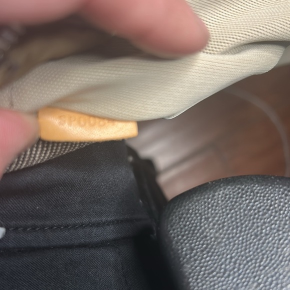 LOUIS VUITTON
Damier Geant Citadin Messenger Terre
📌 strap needs repair - Picture 4 of 8